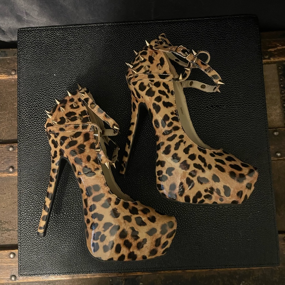 Charlotte Russe Tan and Black Platform Shoes